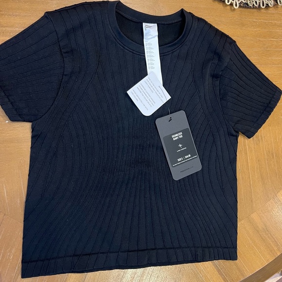 Fabletics Seamless Baby Tee black NWT size S - Picture 3 of 7